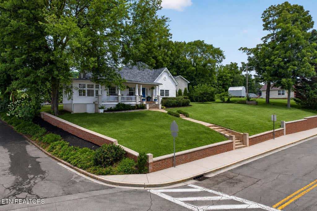 Photo of 300 N Hicks St, Clinton, TN 37716 (MLS # 1349558)