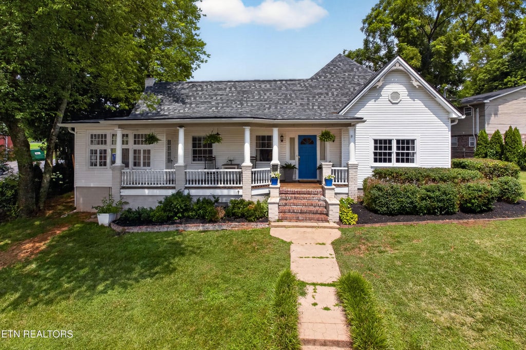 Photo of 300 N Hicks St, Clinton, TN 37716 (MLS # 1349558)