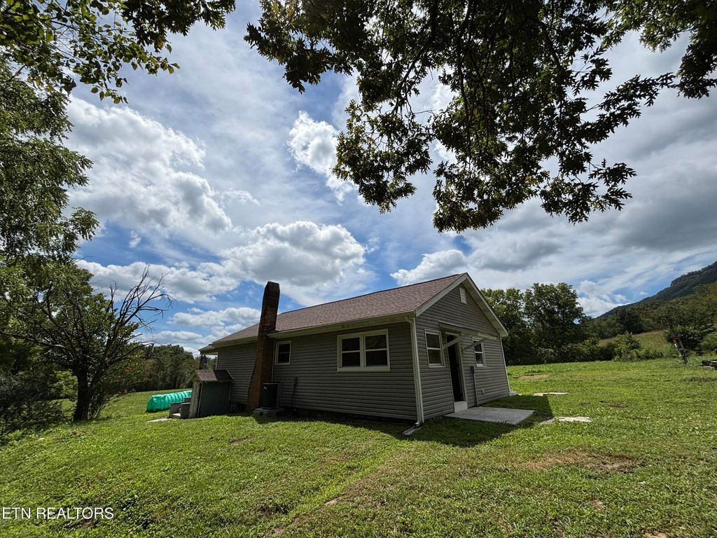 Photo of 201 Earl Woodson Ln, LaFollette, TN 37766 (MLS # 1313291)