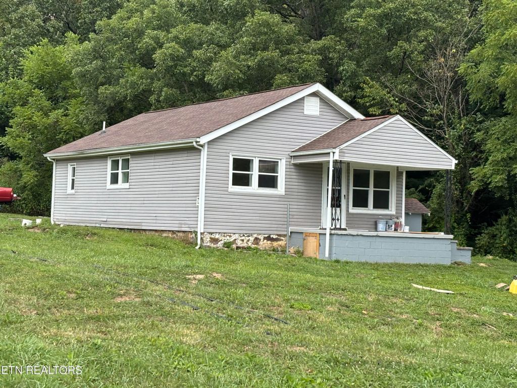Photo of 201 Earl Woodson Ln, LaFollette, TN 37766 (MLS # 1313291)