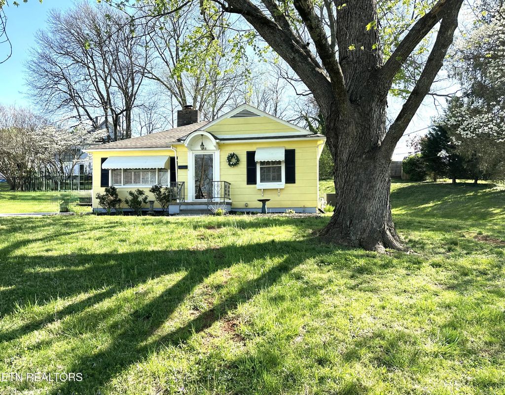 Photo of 318 S Oak St, Sweetwater, TN 37874 (MLS # 1296174)