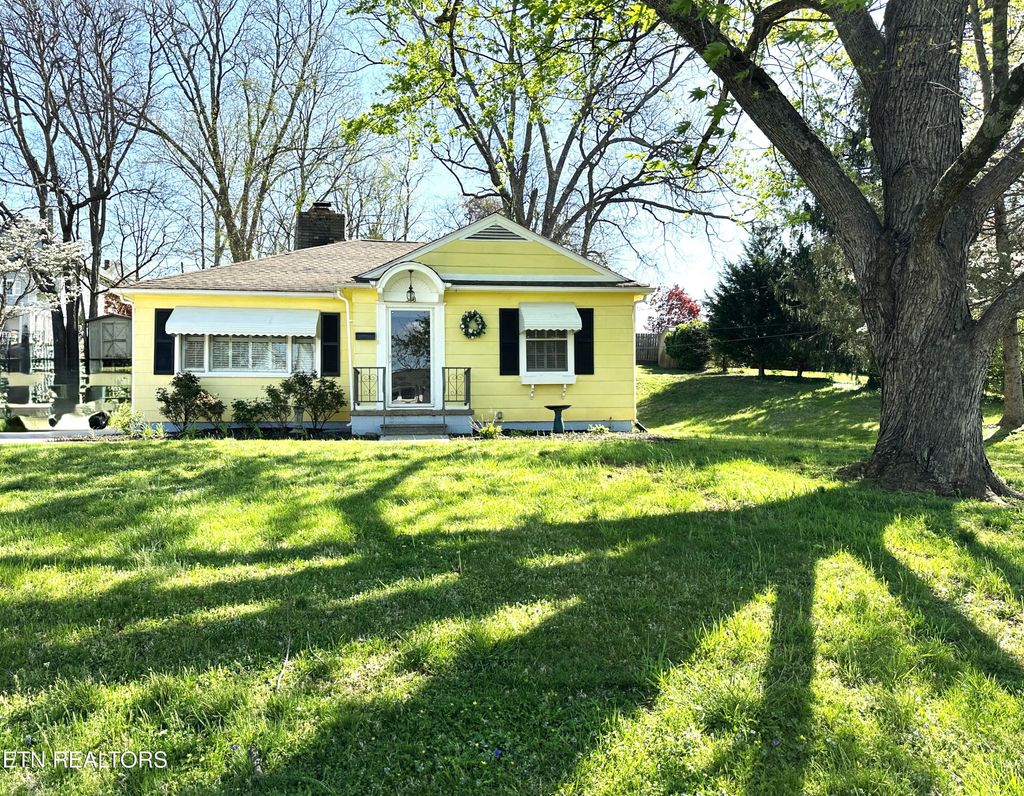 Photo of 318 S Oak St, Sweetwater, TN 37874 (MLS # 1296174)