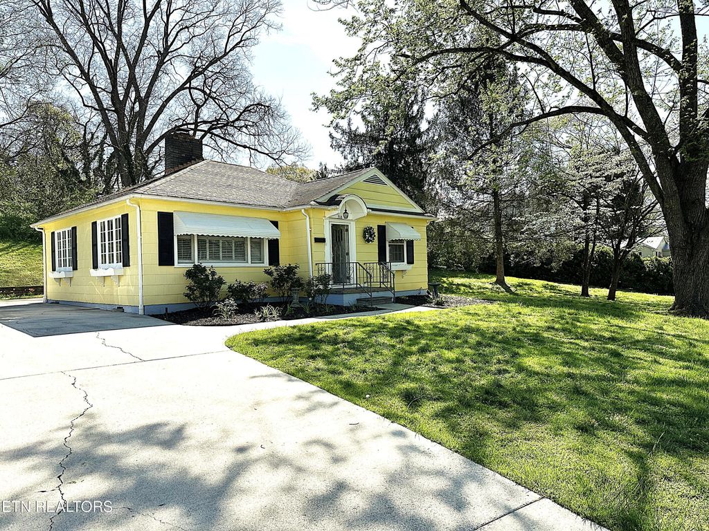 Photo of 318 S Oak St, Sweetwater, TN 37874 (MLS # 1296174)