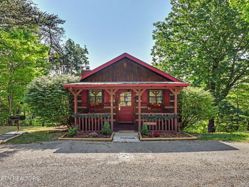 Photo of 1818 Ridgecrest Drive, Sevierville, TN 37876 (MLS # 1338366)