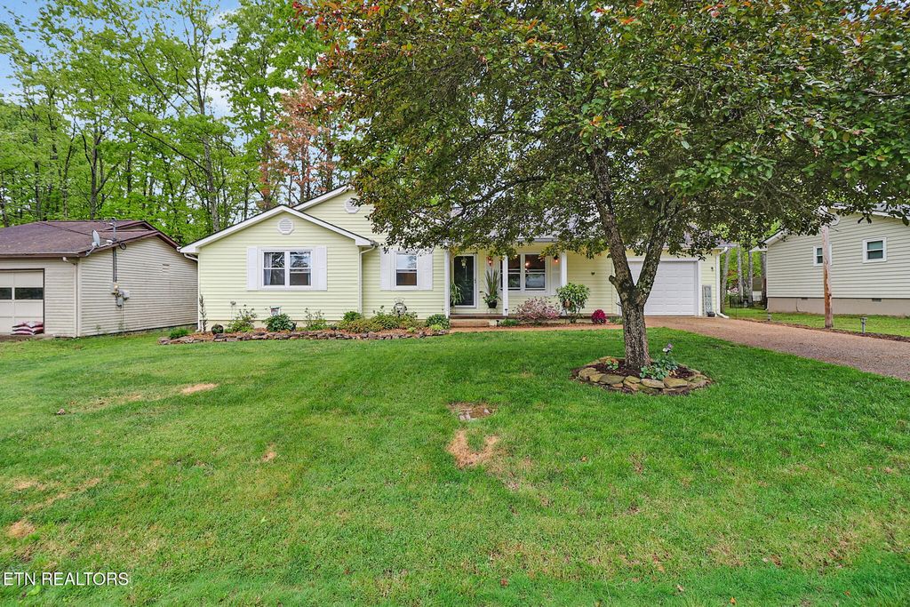 Photo of 158 Dovenshire Drive, Crossville, TN 38558 (MLS # 1340167)