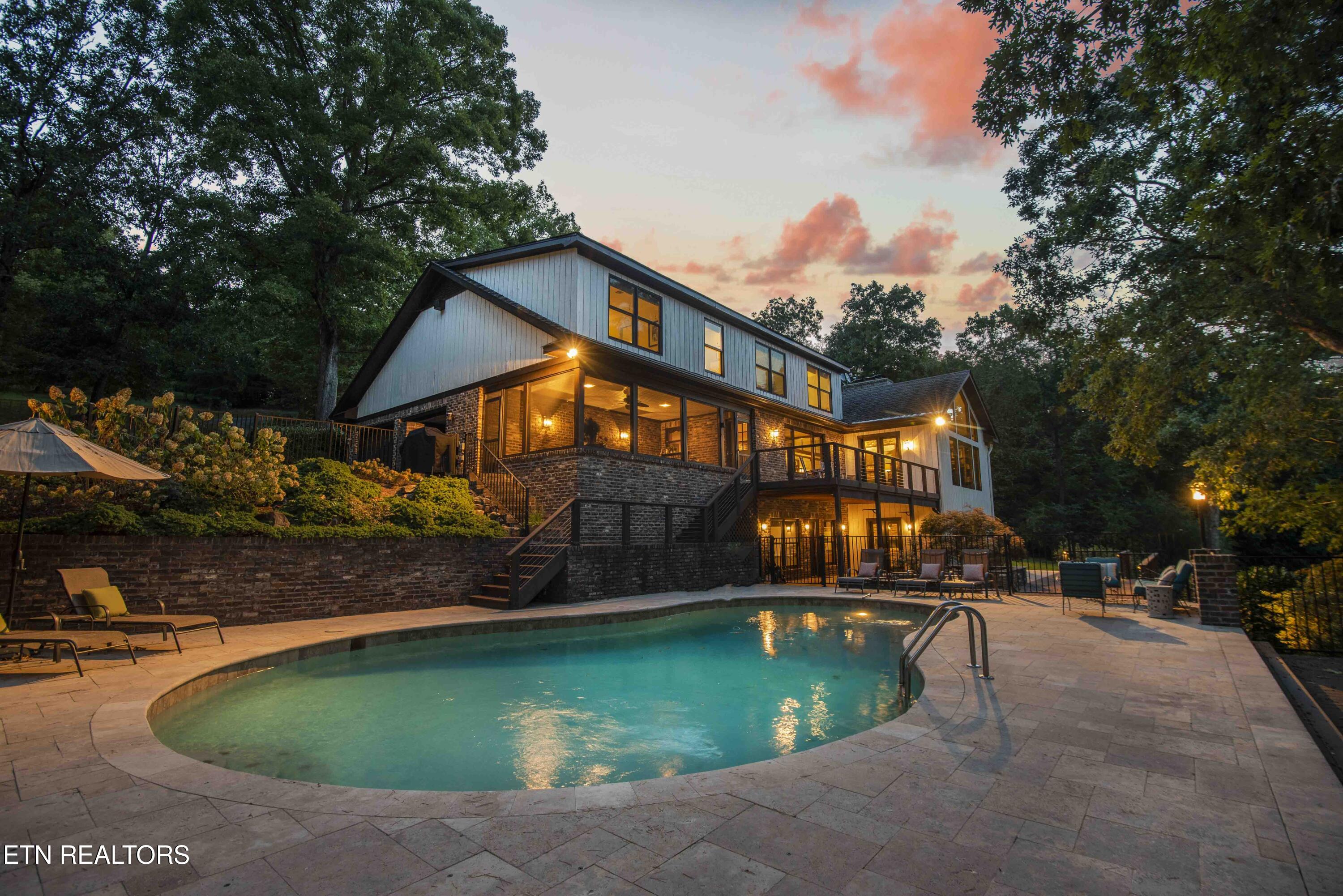 902 Twin Coves Circle