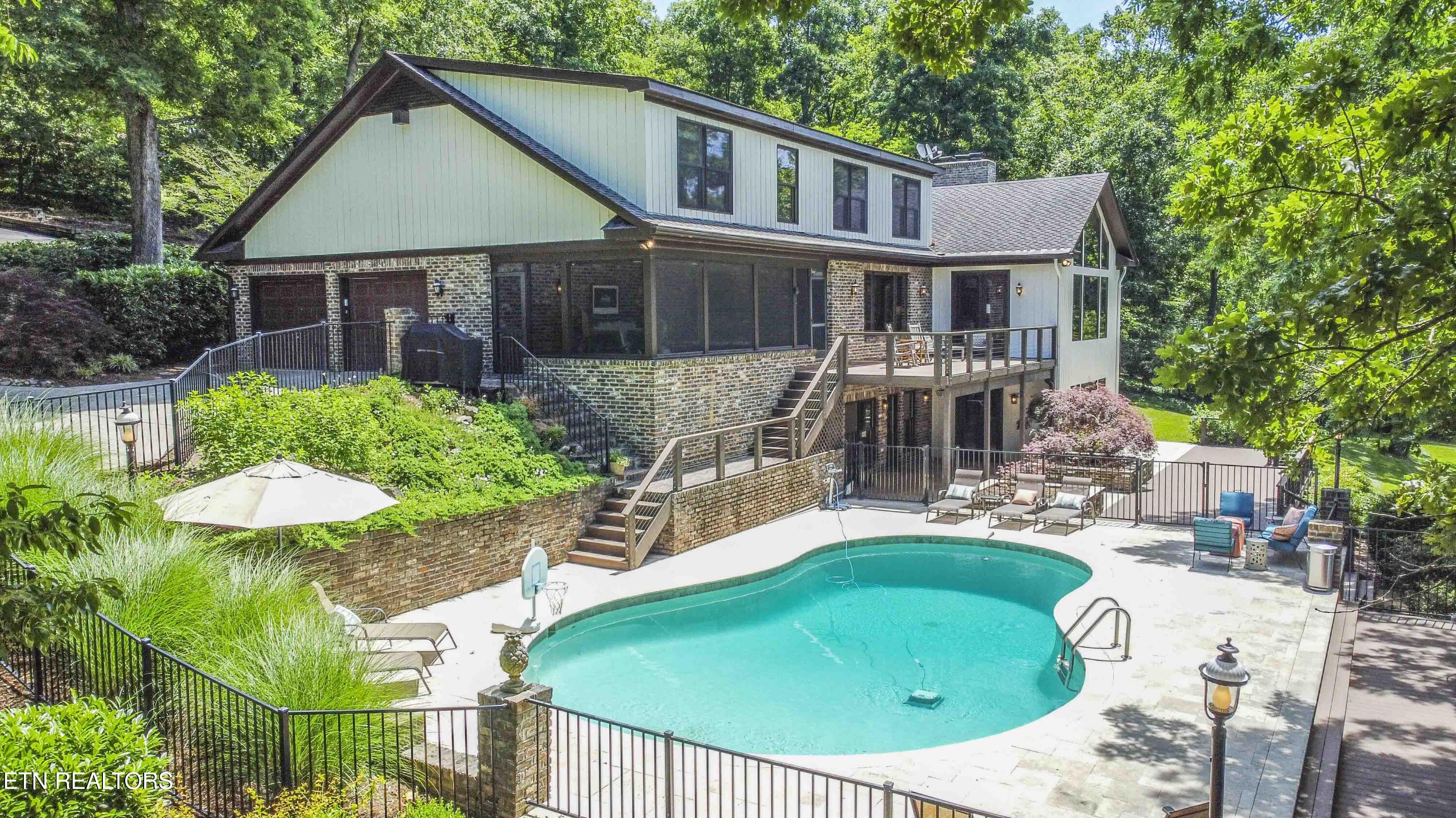 902 Twin Coves Circle