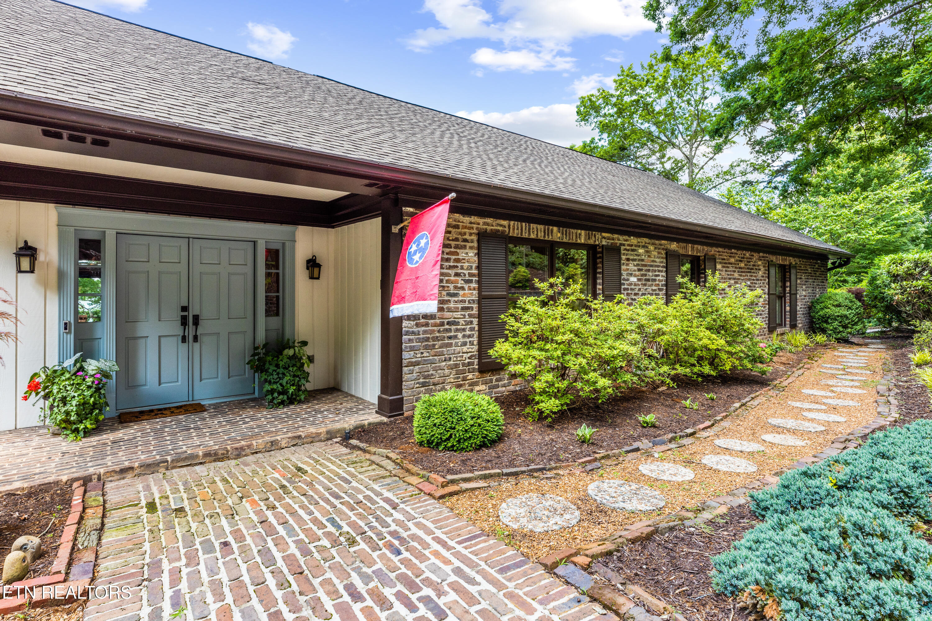 902 Twin Coves Circle