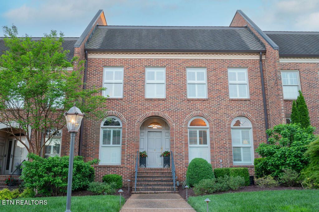 3340 Kingston Pike #4

                                                                             Knoxville                                

                                    , TN - $1,295,000