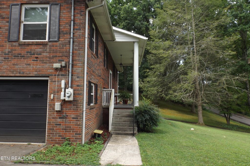 Photo of 136 Longview Drive, Harriman, TN 37748 (MLS # 1308889)