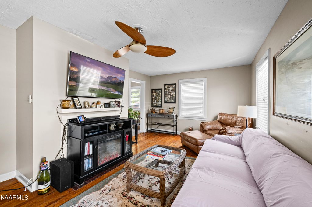 Photo of 203 Hemlock St, Alcoa, TN 37701 (MLS # 1226249)