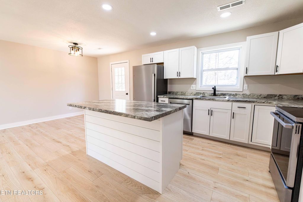 Photo of 7724 Queensbury Drive, Knoxville, TN 37919 (MLS # 1333539)