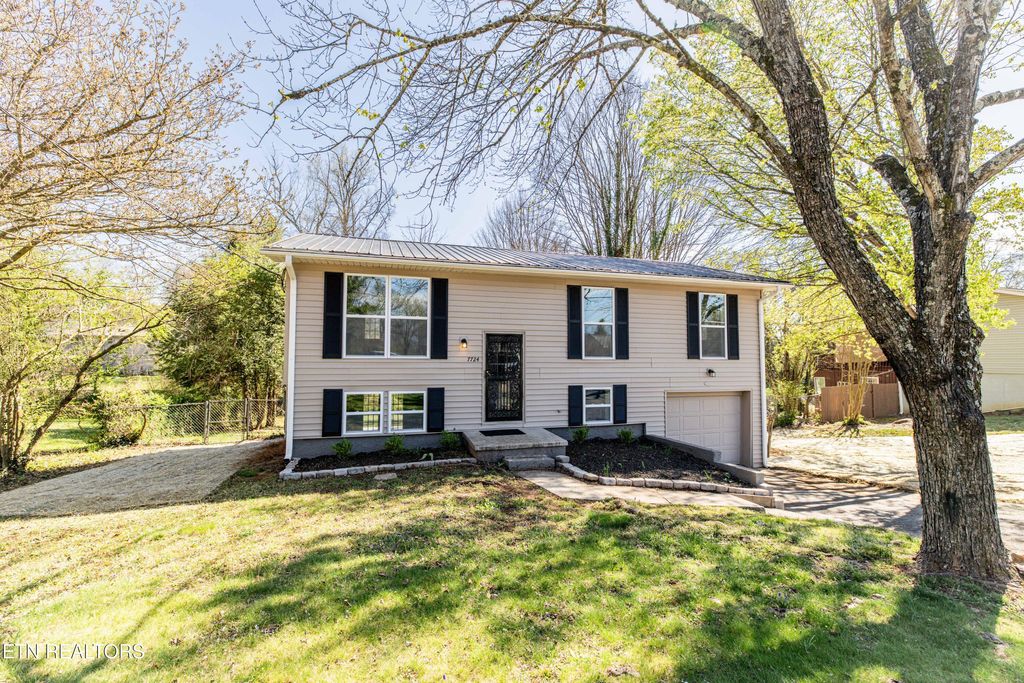 Photo of 7724 Queensbury Drive, Knoxville, TN 37919 (MLS # 1333539)