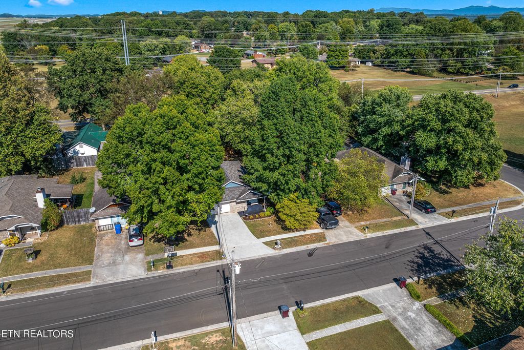 Photo of 2122 Victoria Lane, Alcoa, TN 37701 (MLS # 1276218)