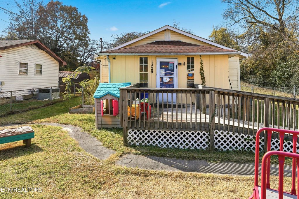 Photo of 1329 Border St, Knoxville, TN 37914 (MLS # 1332430)