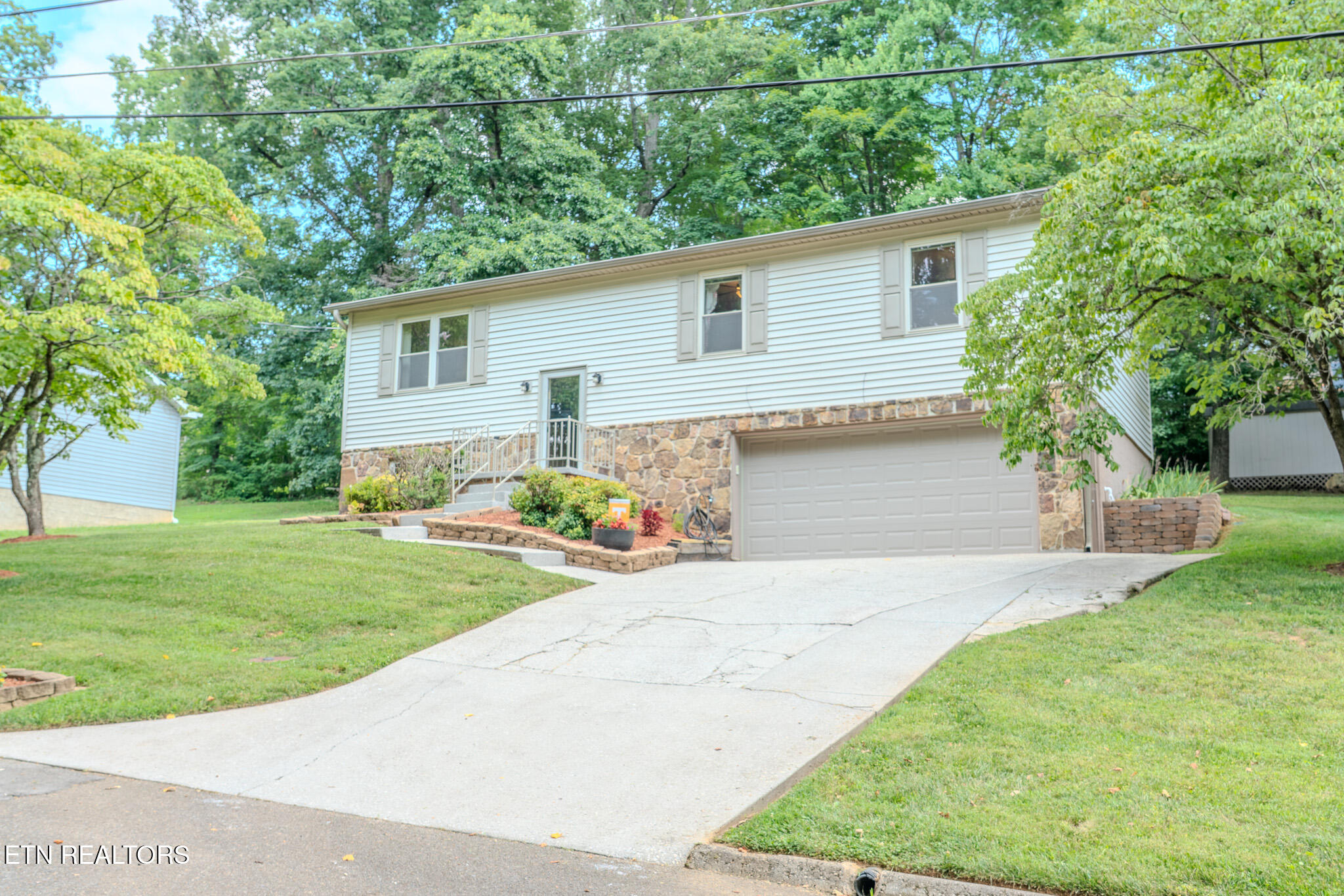 5005 Laurel Woods Drive