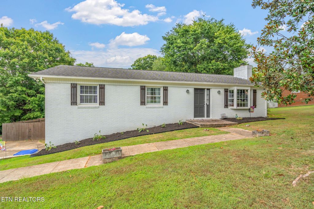 Photo of 104 Westwood Drive, Clinton, TN 37716 (MLS # 1310813)