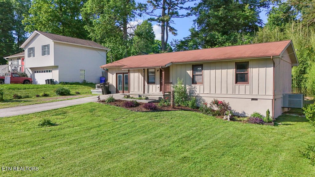 Photo of 233 Doe Run Blvd, Clinton, TN 37716 (MLS # 1302140)