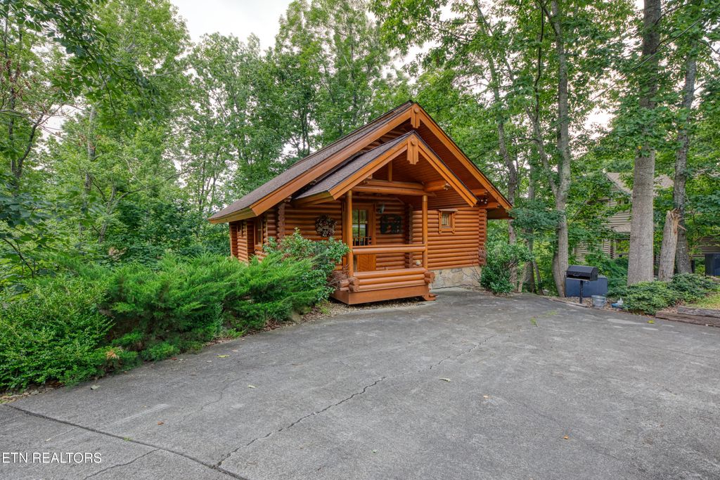 Photo of 917 Pine Cone Way, Gatlinburg, TN 37738 (MLS # 1327611)