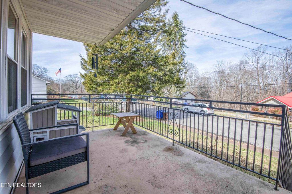 Photo of 127 Wellington Circle, Oak Ridge, TN 37830 (MLS # 1329974)