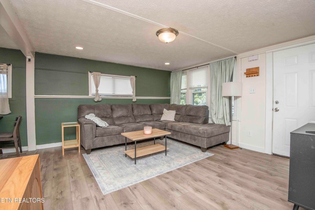 Photo of 127 Wellington Circle, Oak Ridge, TN 37830 (MLS # 1329974)