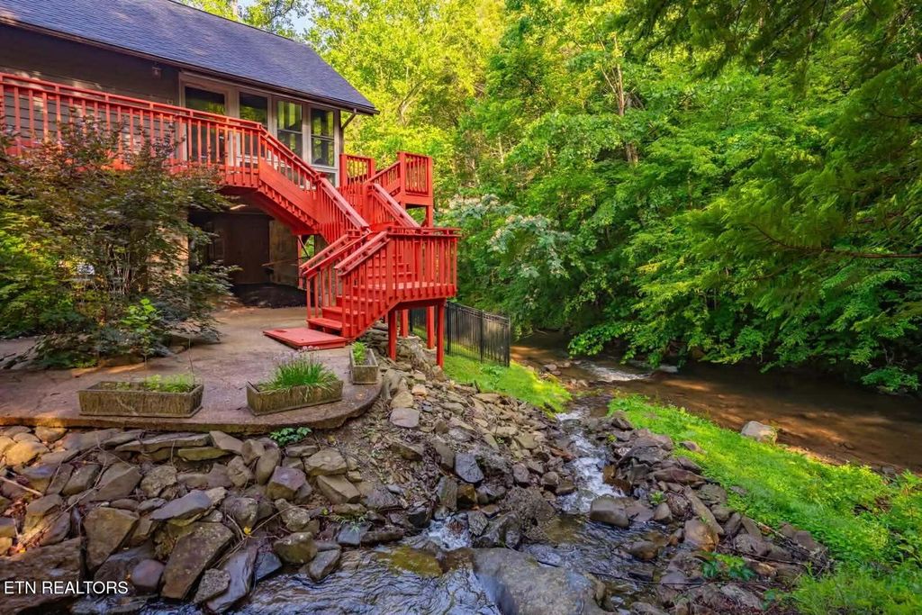 Photo of 3669 Lindsey Mill Rd, Gatlinburg, TN 37738 (MLS # 1322792)