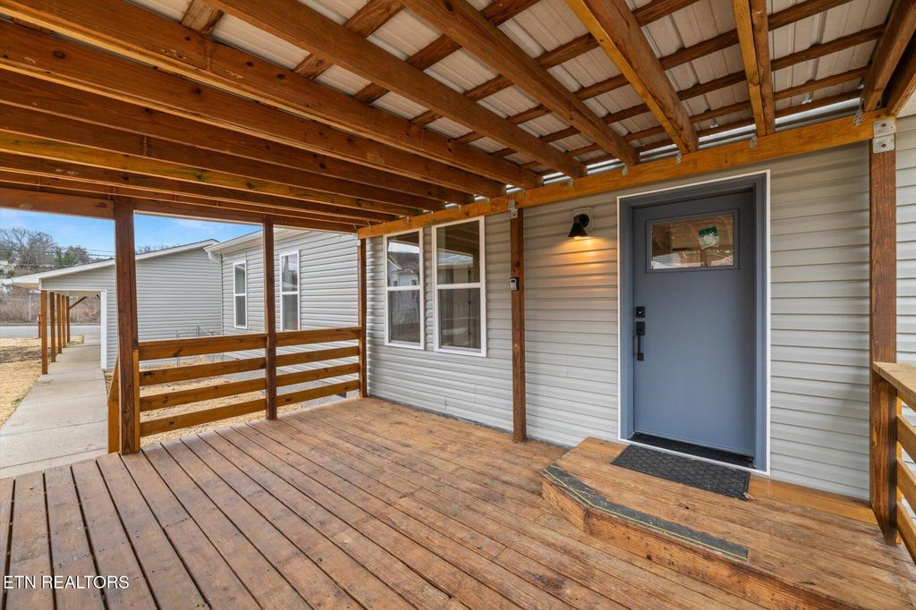 Photo of 721 Siluria St, Harriman, TN 37748 (MLS # 1306221)