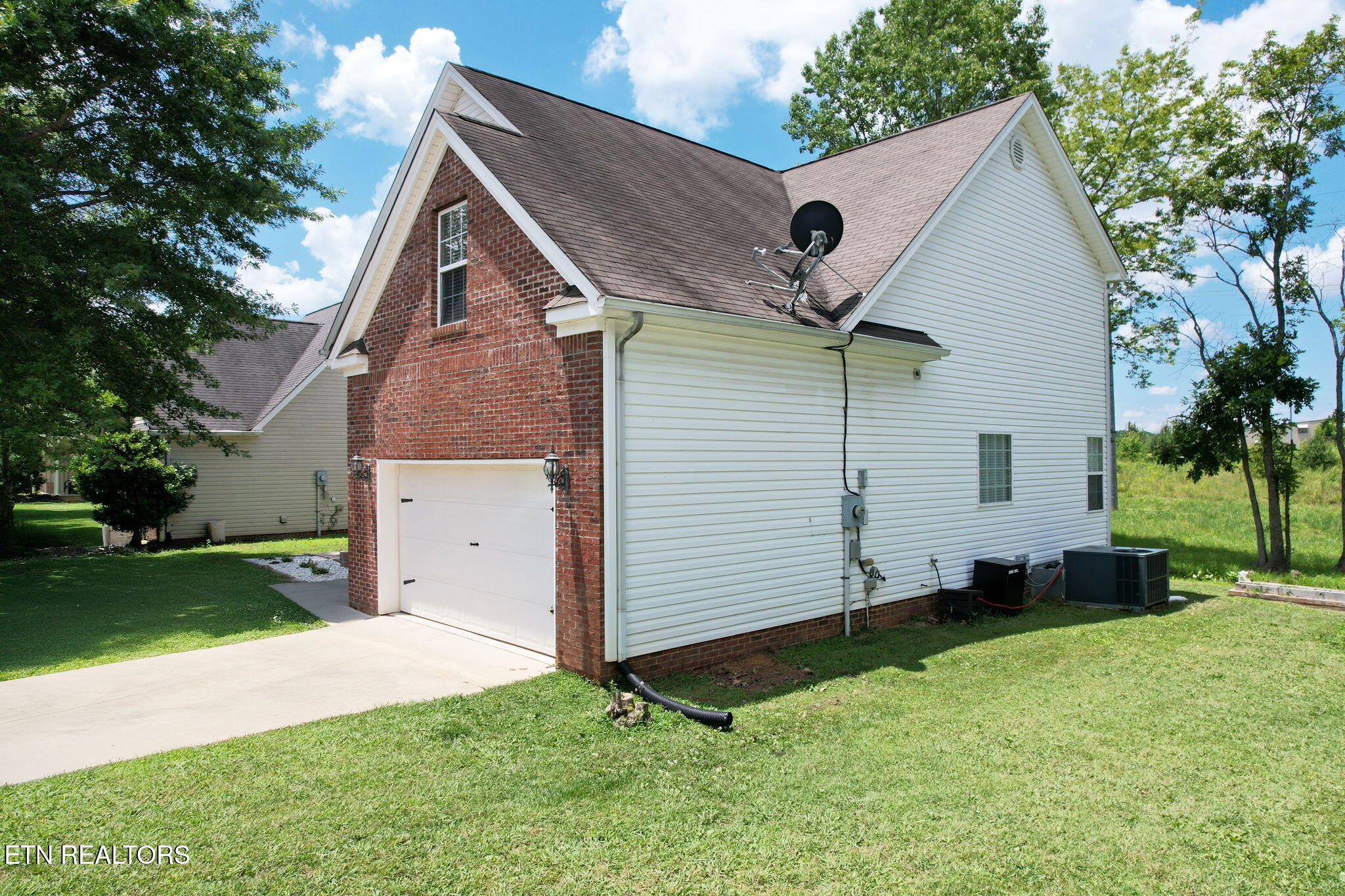 3120 NE Pin Oaks Circle