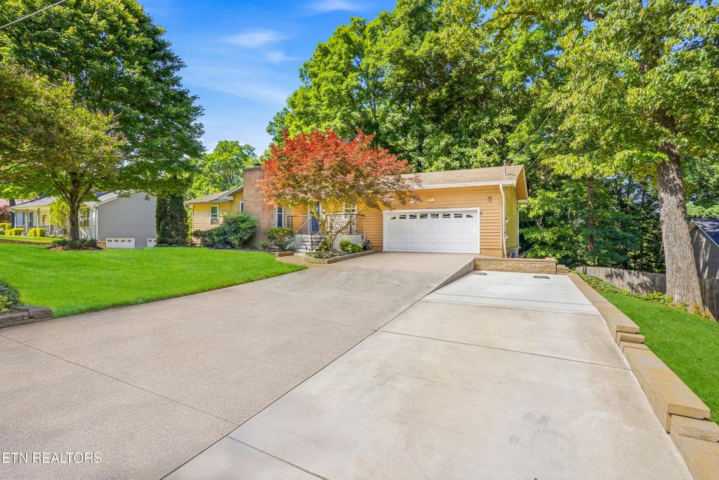 Photo of 633 Banbury Rd, Knoxville, TN 37934 (MLS # 1340821)
