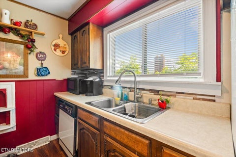 Tiny photo for 1008 W Walden St, LaFollette, TN 37766 (MLS # 1349693)