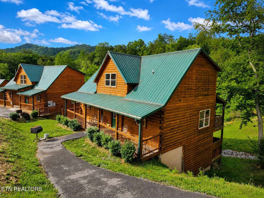 Photo of 2933 Fiddlers Creek Way, Pigeon Forge, TN 37863 (MLS # 1352837)