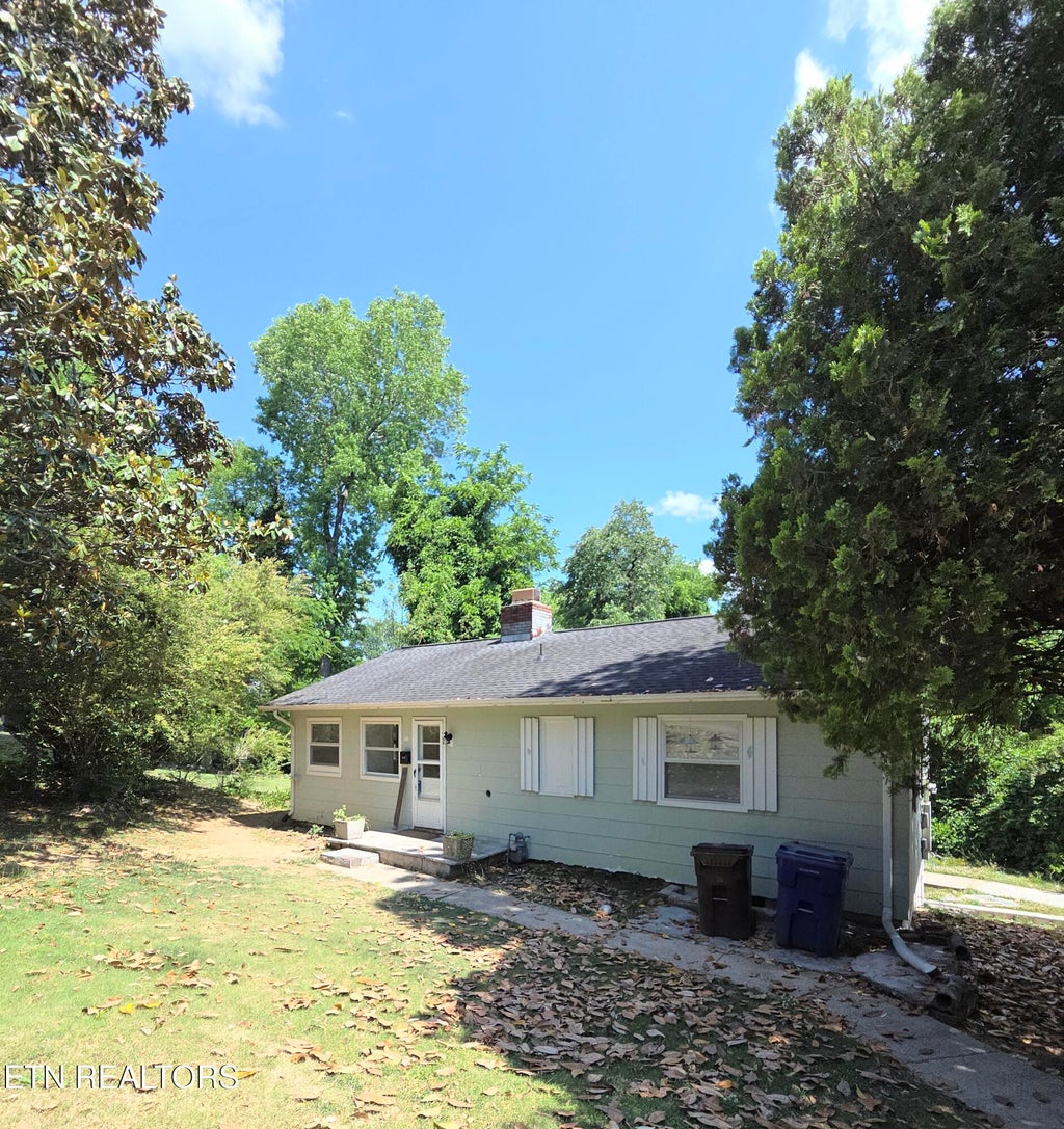 Photo of 620 Pennsylvania Ave, Oak Ridge, TN 37830 (MLS # 1340032)