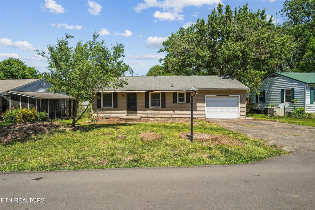 Photo of 310 Defoe Circle, Maryville, TN 37804 (MLS # 1338417)