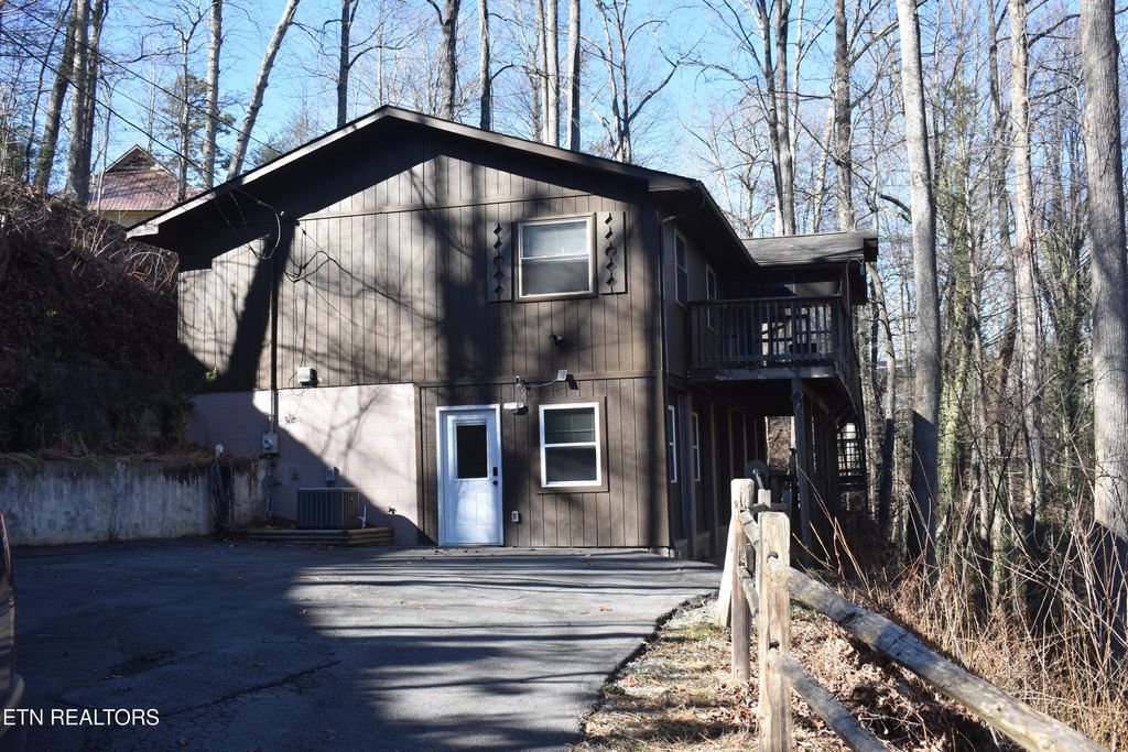 Photo of 514 Gatlin Drive, Gatlinburg, TN 37738 (MLS # 1326390)