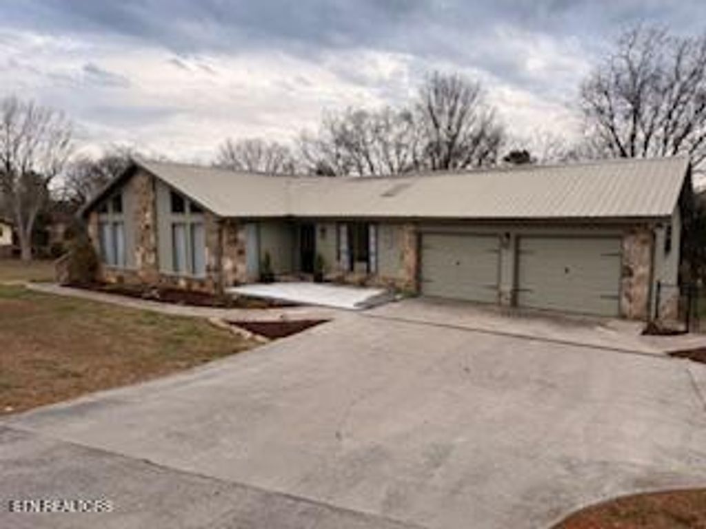 Photo of 232 Creekwood Drive, Madisonville, TN 37354 (MLS # 1324560)