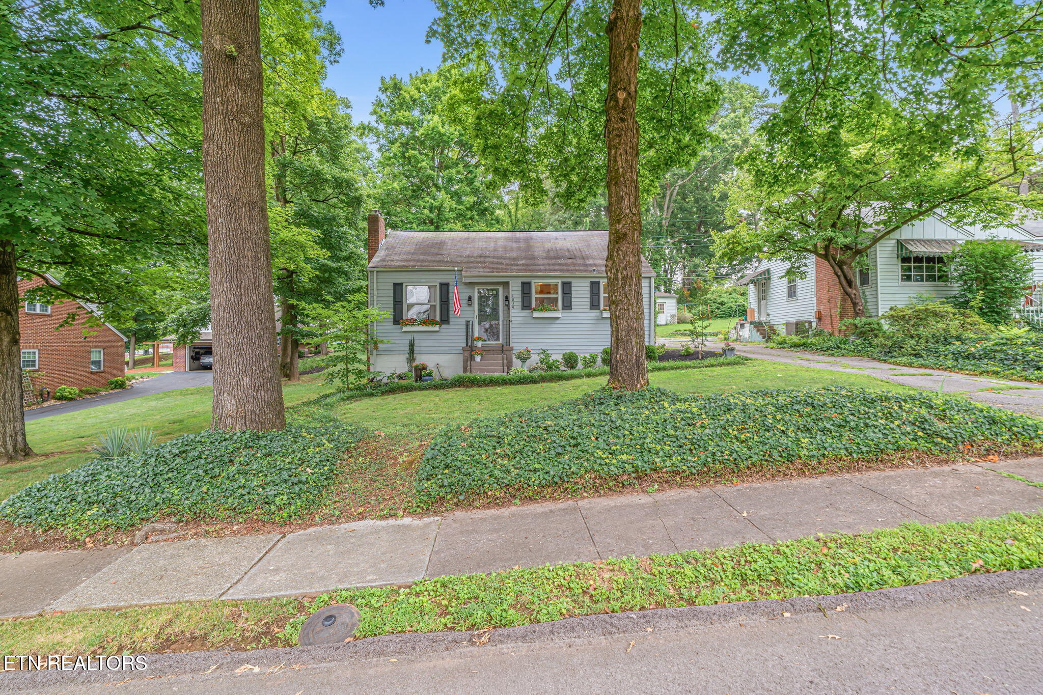 1034 E Churchwell Ave