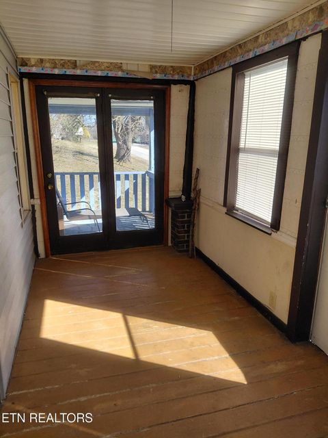 Tiny photo for 414 W Ash St, LaFollette, TN 37766 (MLS # 1329021)