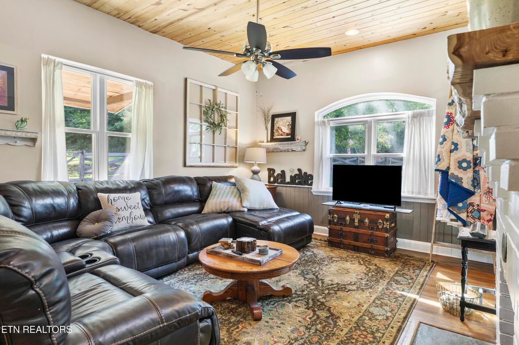 Photo of 421 E Brushy Valley Drive, Powell, TN 37849 (MLS # 1312691)