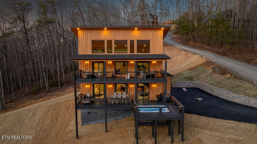 Photo of 2221 Legend Drive, Sevierville, TN 37876 (MLS # 1327322)