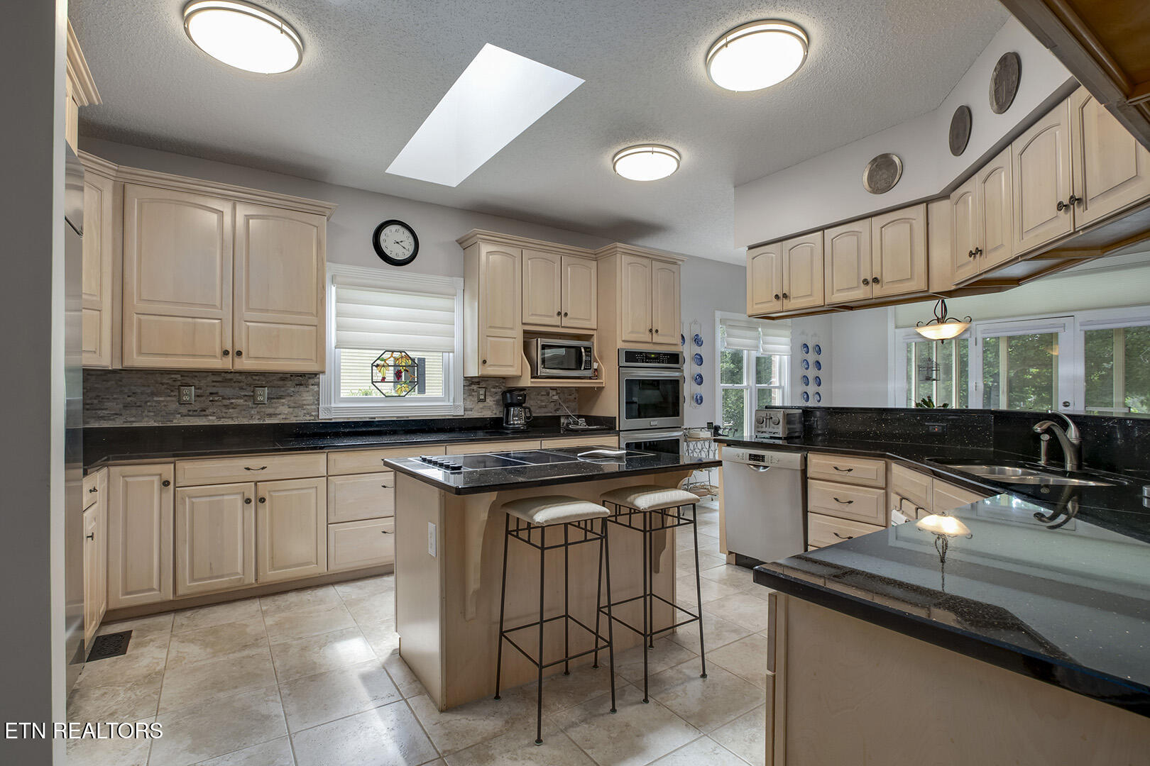 Loudon, Tennessee 37774, United States, 4 Bedrooms Bedrooms, ,5 BathroomsBathrooms,Residential,Pending,168126