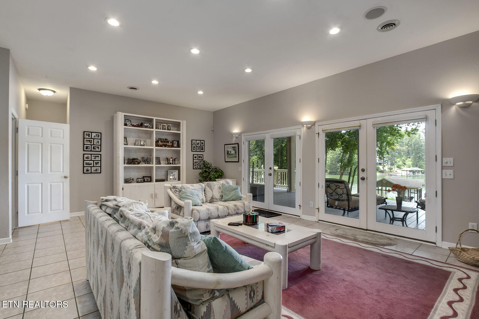 Loudon, Tennessee 37774, United States, 4 Bedrooms Bedrooms, ,5 BathroomsBathrooms,Residential,Pending,168126