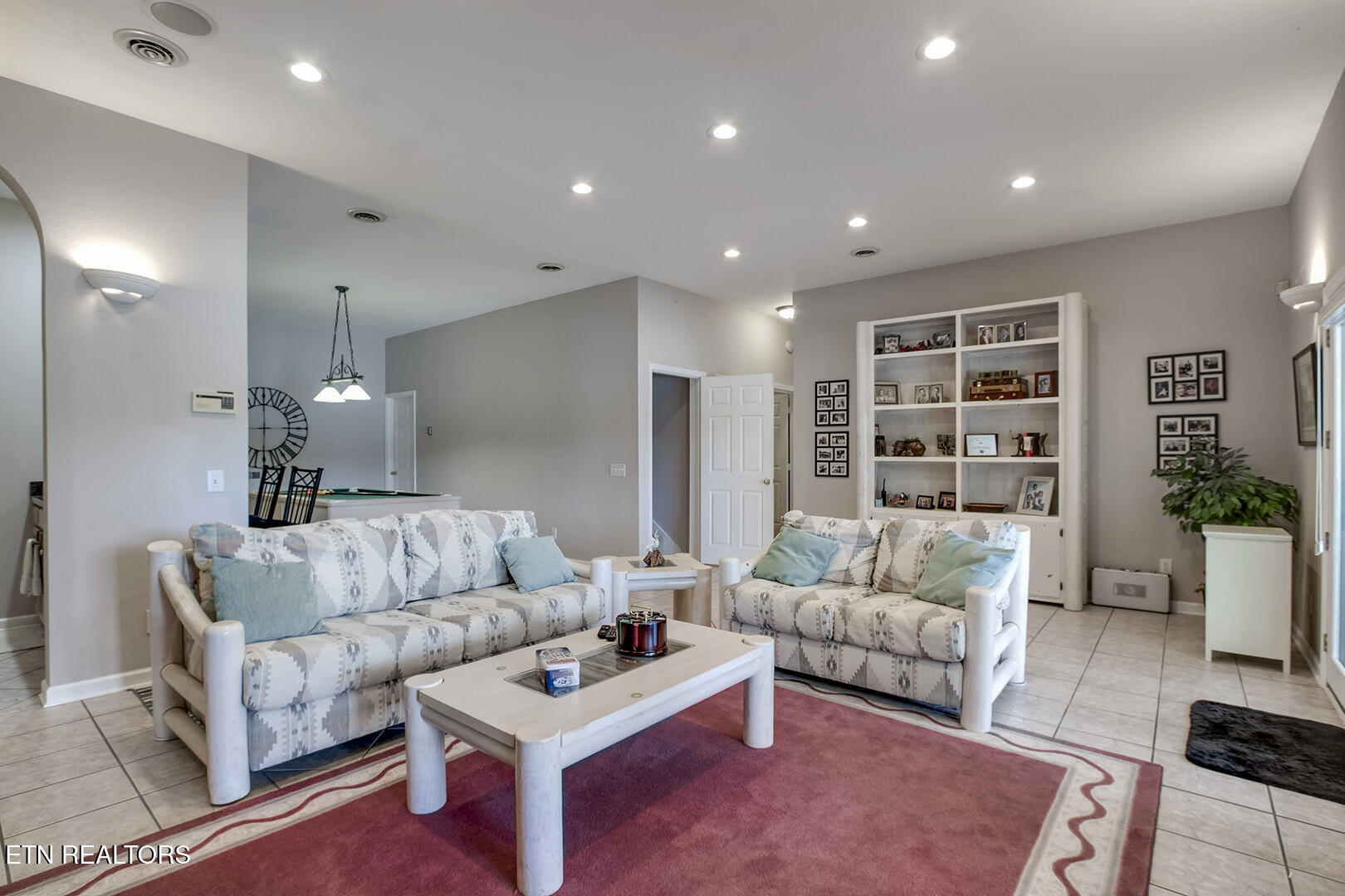 Loudon, Tennessee 37774, United States, 4 Bedrooms Bedrooms, ,5 BathroomsBathrooms,Residential,Pending,168126