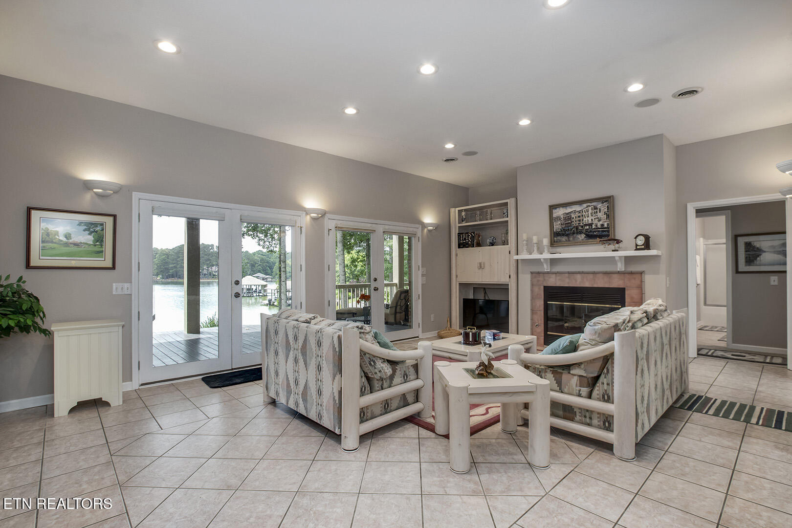 Loudon, Tennessee 37774, United States, 4 Bedrooms Bedrooms, ,5 BathroomsBathrooms,Residential,Pending,168126