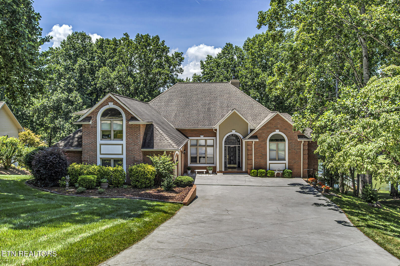 Loudon, Tennessee 37774, United States, 4 Bedrooms Bedrooms, ,5 BathroomsBathrooms,Residential,Pending,168126