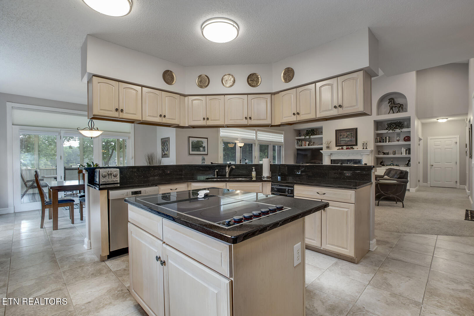 Loudon, Tennessee 37774, United States, 4 Bedrooms Bedrooms, ,5 BathroomsBathrooms,Residential,Pending,168126