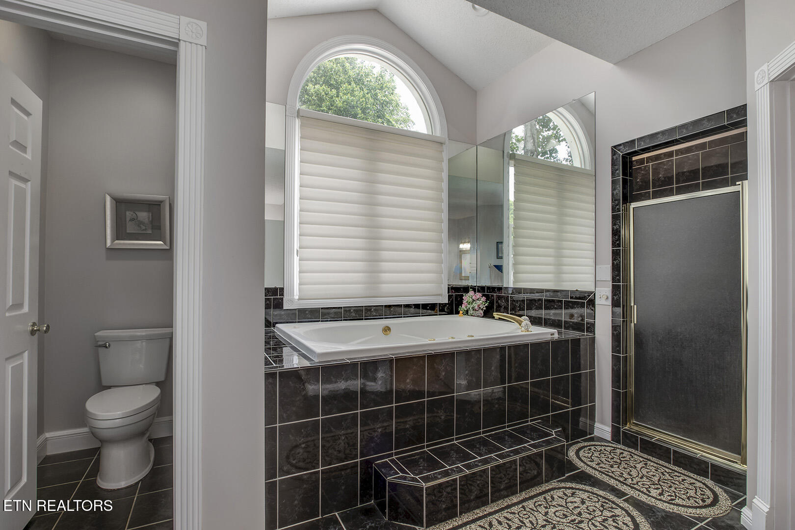 Loudon, Tennessee 37774, United States, 4 Bedrooms Bedrooms, ,5 BathroomsBathrooms,Residential,Pending,168126