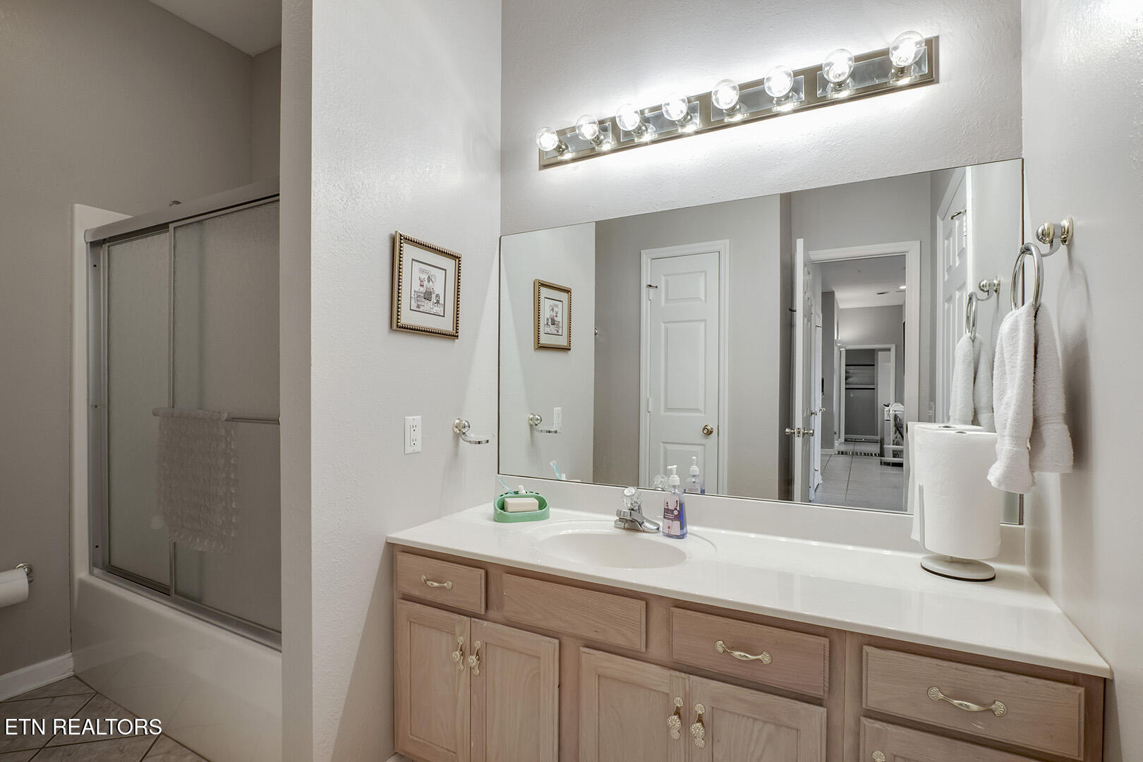 Loudon, Tennessee 37774, United States, 4 Bedrooms Bedrooms, ,5 BathroomsBathrooms,Residential,Pending,168126