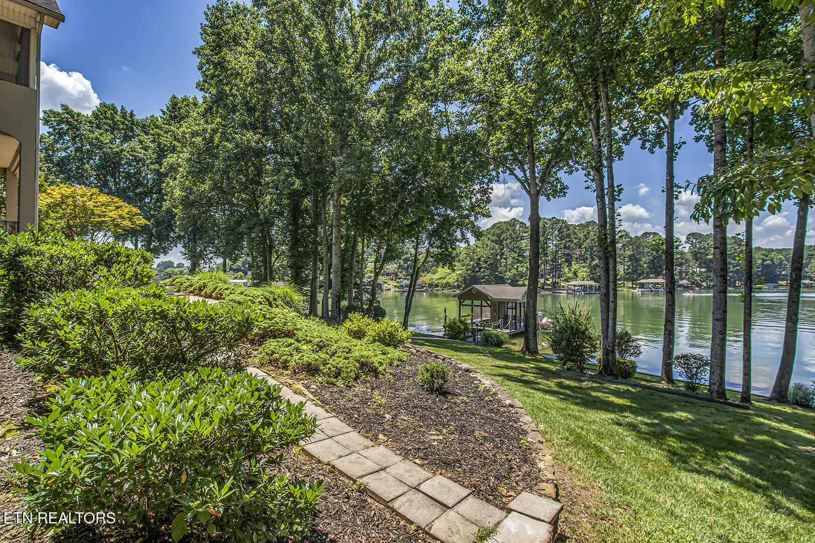 Loudon, Tennessee 37774, United States, 4 Bedrooms Bedrooms, ,5 BathroomsBathrooms,Residential,Pending,168126