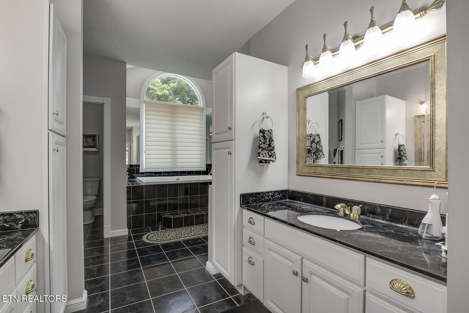 Loudon, Tennessee 37774, United States, 4 Bedrooms Bedrooms, ,5 BathroomsBathrooms,Residential,Pending,168126