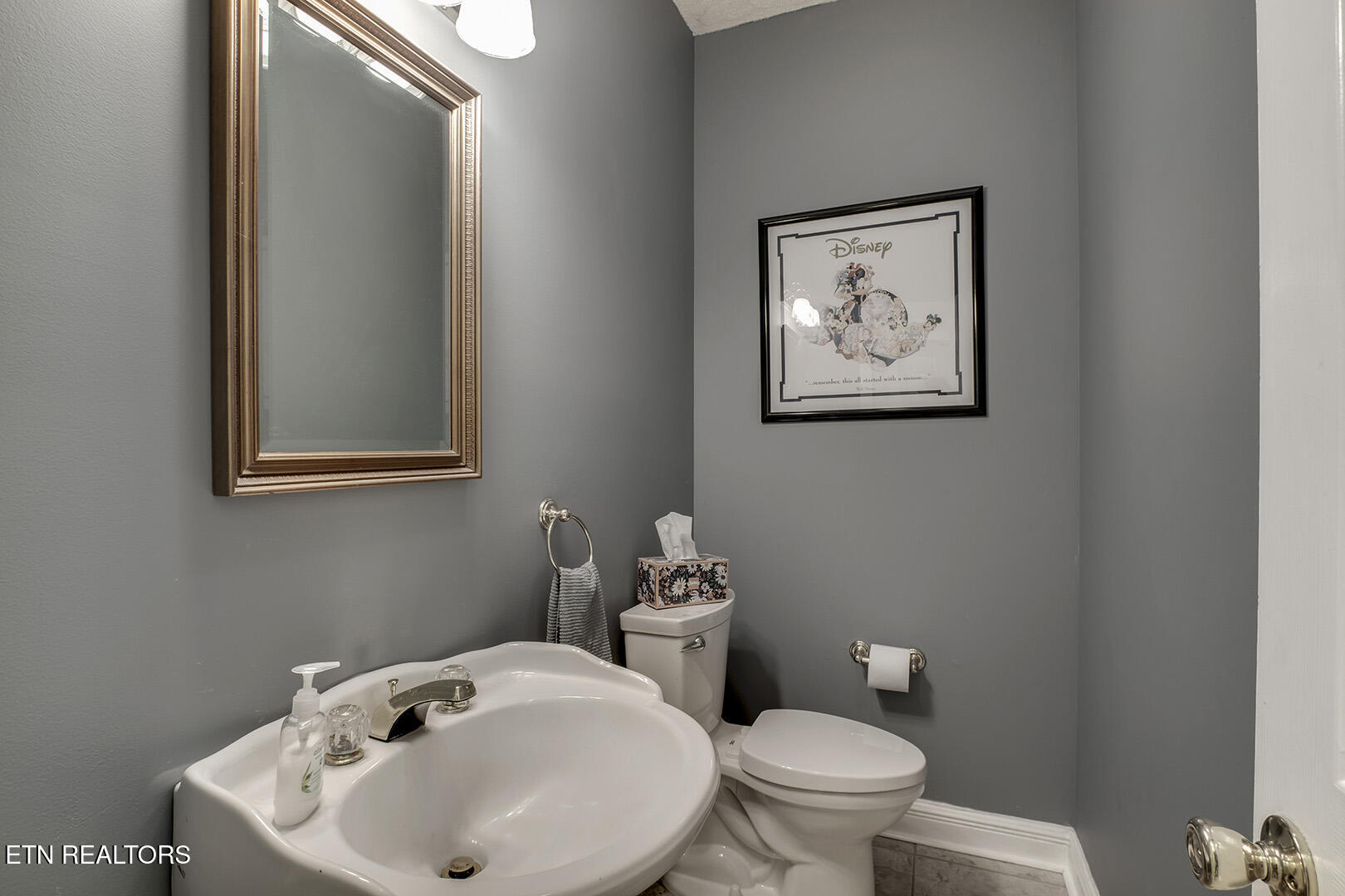 Loudon, Tennessee 37774, United States, 4 Bedrooms Bedrooms, ,5 BathroomsBathrooms,Residential,Pending,168126